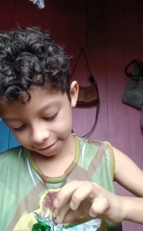 CRIANÇA VIRALIZA NAS REDES SOCIAIS AO REAGIR COM FELICIDADE AO ABRIR MINI OVO DE PÁSCOA