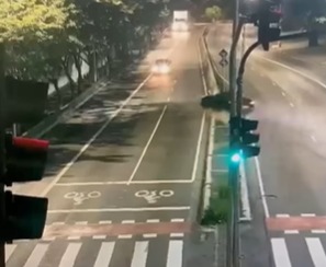 MOTORISTA DE PORSCHE EMBRIAGADO INVADE PISTA CONTRÁRIA E ATINGE CARRO DE ENTREGAS NA ZONA LESTE DE SP