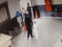 POLICIAIS SALVAM CRIANÇA ENGASGADA EM BASE DA PM NO TABOÃO