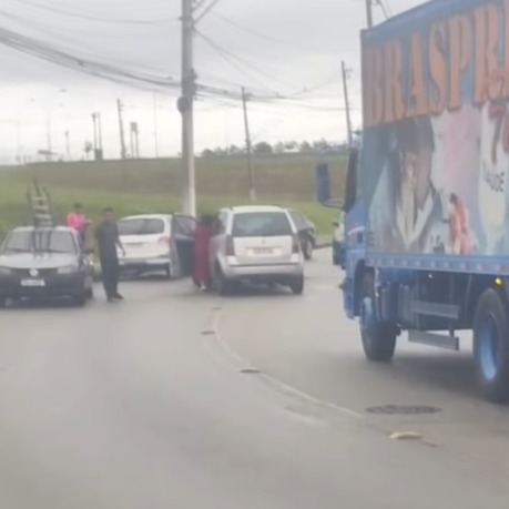 MOTOCICLISTA VAI FILMAR ALERTA SOBRE ÓLEO NA PISTA E ACABA REGISTRANDO ACIDENTE EM SÃO BERNARDO