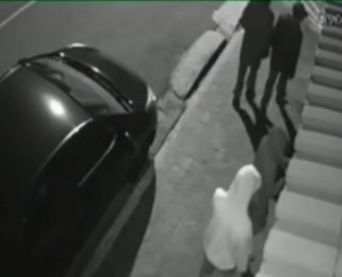 CÂMERAS DE SEGURANÇA MOSTRAM QUATRO INDIVÍDUOS TENTANDO INVADIR CONDOMÍNIO NA VILA EURO