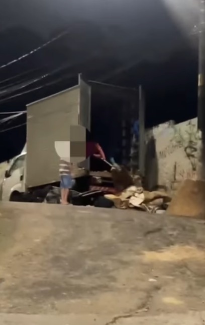 “SUJÕES” EM AÇÃO: DENÚNCIA MOSTRA DESCARTE DE ENTULHO EM RUA DA VILA ESPERANÇA