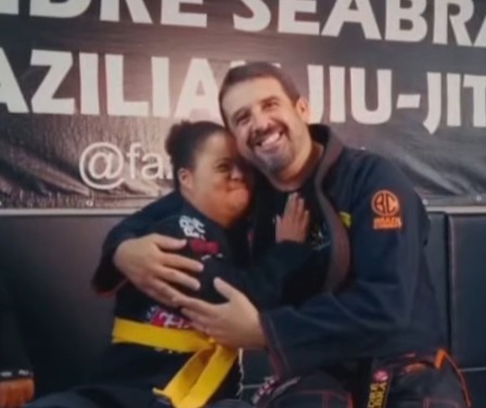 ALÉM DO TATAME: ALUNA COM SÍNDROME DE DOWN EMOCIONA PROFESSOR COM DECLARAÇÃO SURPRESA