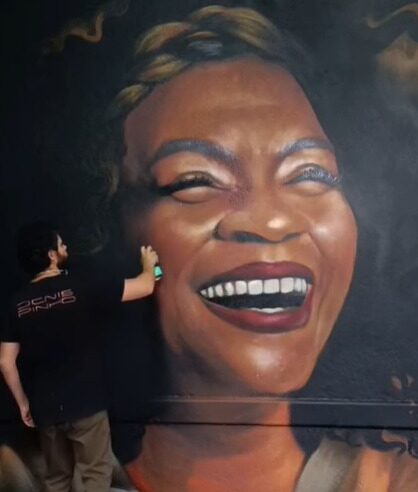 ZEZÉ MOTTA AGRADECE HOMENAGEM E POSTA MURAL EM ESCOLA ESTADUAL DO BAETA