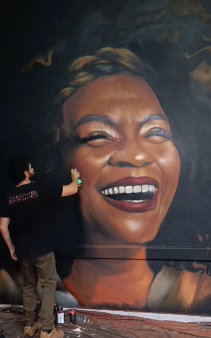 ZEZÉ MOTTA AGRADECE HOMENAGEM E POSTA MURAL EM ESCOLA ESTADUAL DO BAETA