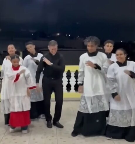 PADRE E COROINHAS VIRALIZAM COM O “PASSINHO DO JAMAL”