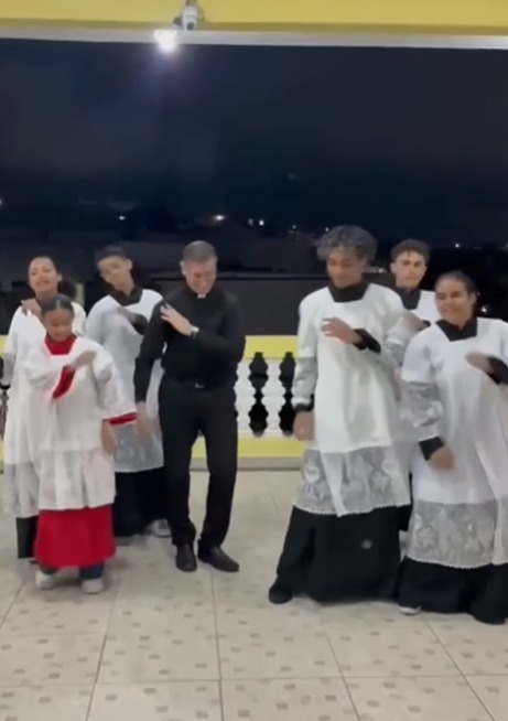 PADRE E COROINHAS VIRALIZAM COM O “PASSINHO DO JAMAL”