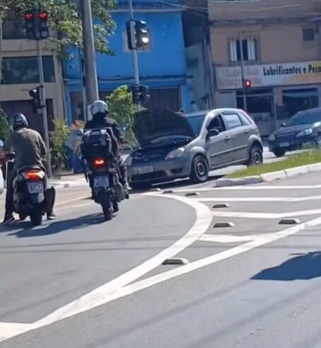 ACIDENTE AGORA NA DR. JOSÉ FORNARI ENVOLVE CARRO E MOTO EM SÃO BERNARDO