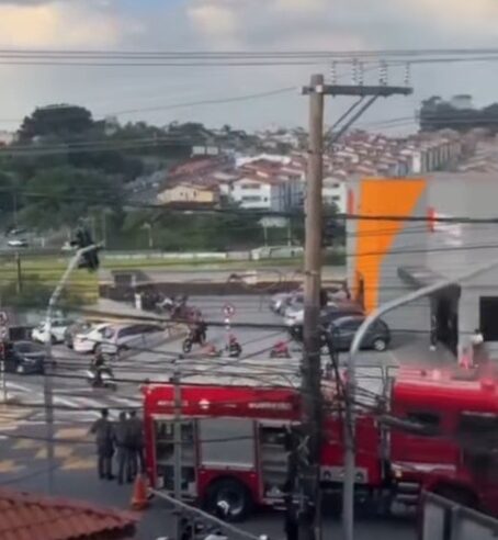 URGENTE: MULHER FICA PRESA EMBAIXO DE ÔNIBUS APÓS ATROPELAMENTO EM SÃO BERNARDO