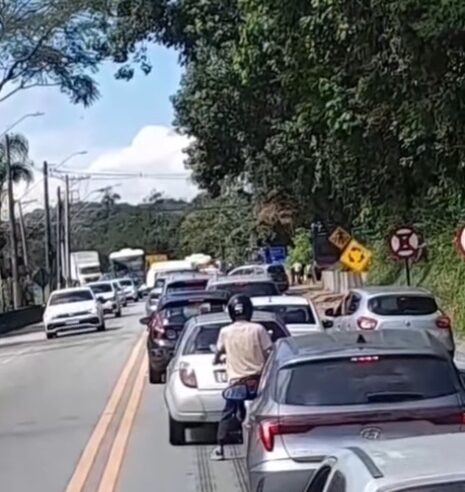 TUBULAÇÃO ROMPE, ÔNIBUS QUEBRA E TRÂNSITO FICA PARADO NO RIACHO GRANDE NESTA TERÇA DE FERIADO