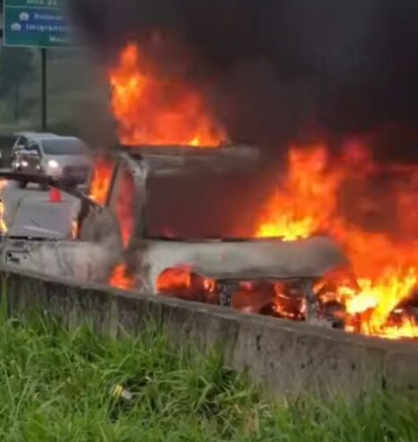 FAIXA 3 DO KM 25 DA ANCHIETA É INTERDITADA APÓS INCÊNDIO EM CARRO