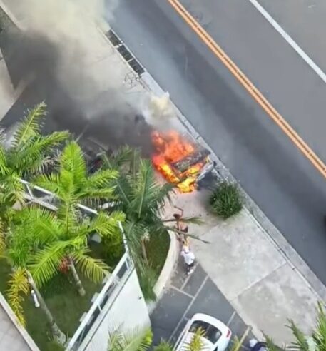 VEÍCULO PEGA FOGO NA RUA DOS VIANAS EM SÃO BERNARDO
