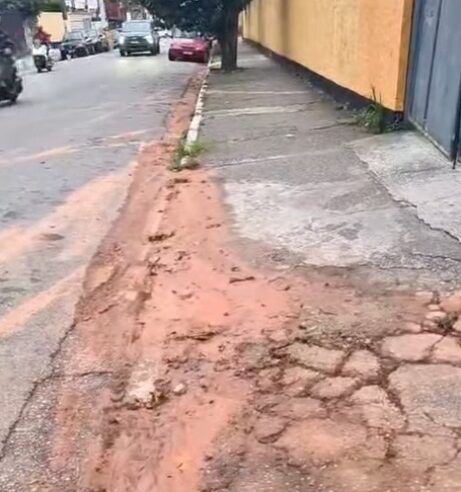 VAZAMENTO QUE DESTRUIU CALÇADAS NO NOVA PETRÓPOLIS É REPARADO APÓS DENÚNCIA DO CANAL; SABESP FARÁ RECOMPOSIÇÃO DO ASFALTO HOJE