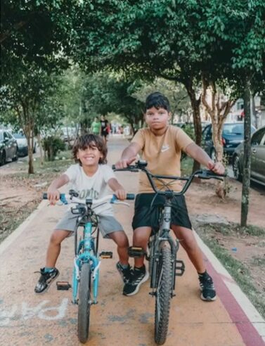 “TIO, VOCÊ ME ATRAVESSA?”: CRIANÇAS DA VILA SÃO PEDRO VIRALIZAM SOB A LENTE DO FOTÓGRAFO ANDRÉ COELHO