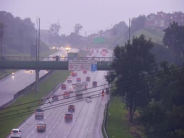 FERIADO PROLONGADO DE TIRADENTES COMEÇA COM TRÂNSITO E CHUVA RUMO AO LITORAL NO SISTEMA ANCHIETA-IMIGRANTES