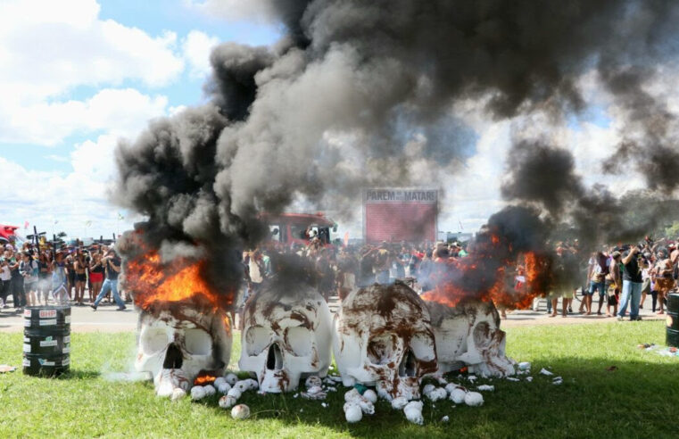 INDÍGENAS MARCHAM EM BRASÍLIA E COBRAM DE LULA AVANÇO NAS DEMARCAÇÕES