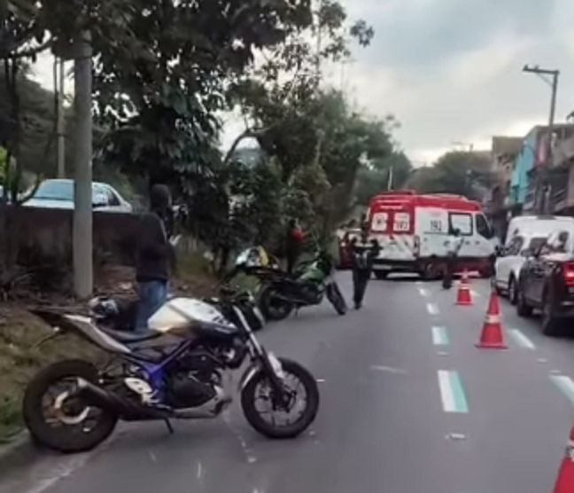 ACIDENTE ENTRE CARRO E MOTO EM SANTO ANDRÉ CAUSA CONGESTIONAMENTO QUE REFLETE EM SÃO BERNARDO