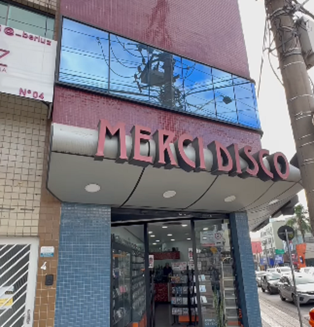 LOJA DE CDS E DVDS DO RUDGE RAMOS RESISTE À ERA DIGITAL E FUNCIONA HÁ MAIS DE 65 ANOS EM SÃO BERNARDO