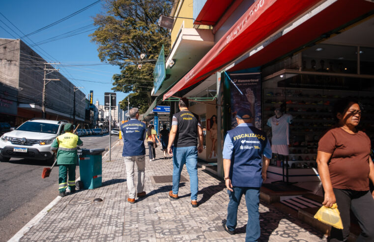 PROCON DE SÃO BERNARDO REFORÇA FISCALIZAÇÃO DO COMÉRCIO NA RUA MARECHAL ANTES DO DIA DAS MÃES