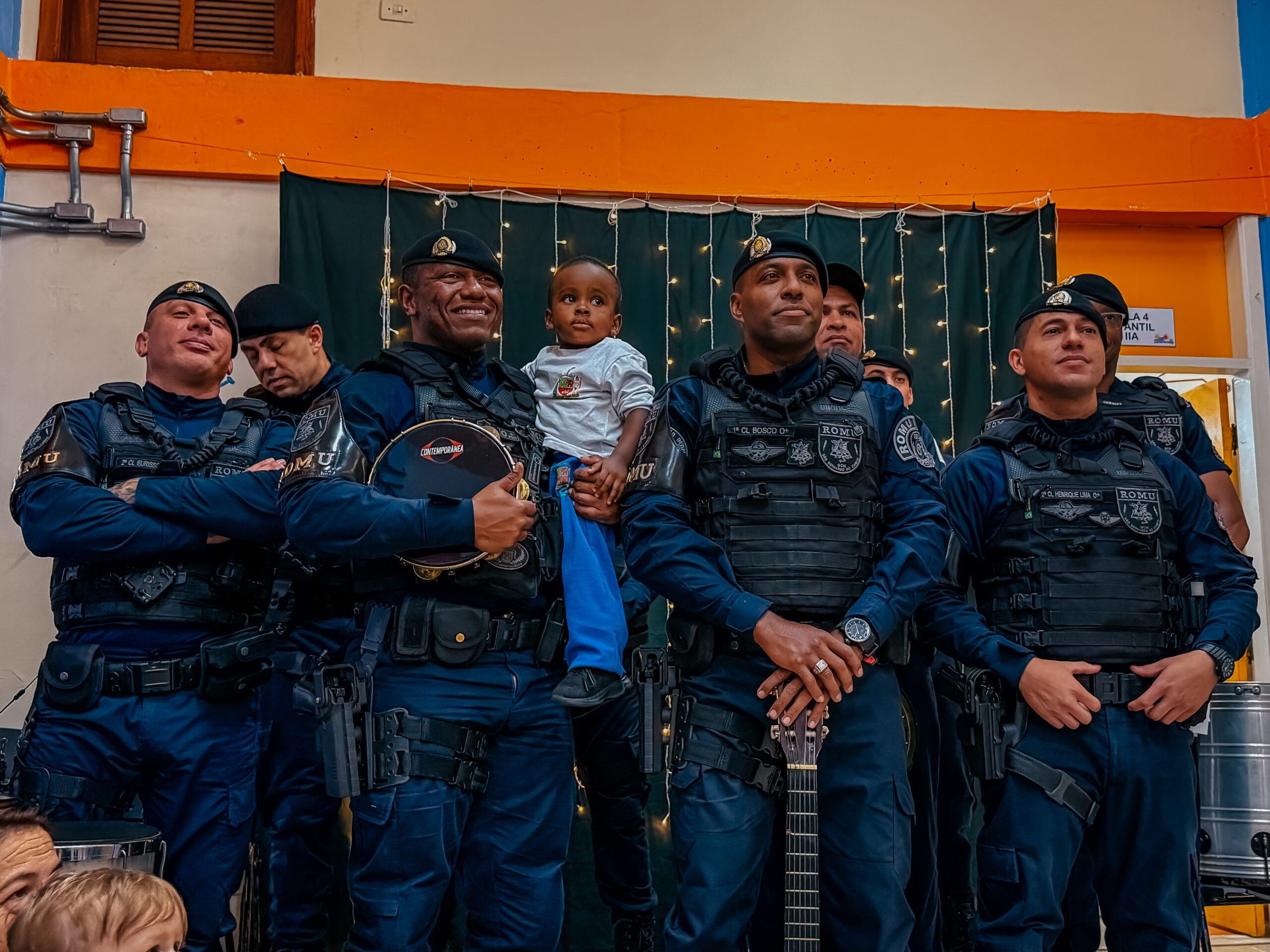 ROMU REALIZA ATIVIDADE MUSICAL COM CRIANÇAS EM ESCOLA DO ALVES DIAS