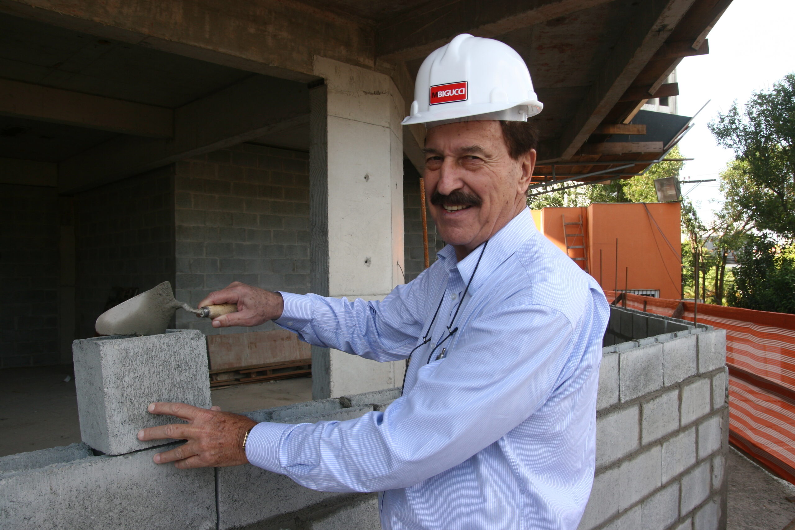 MILTON BIGUCCI RECEBE HOMENAGENS PELOS 65 ANOS DE TRABALHO NA CONSTRUÇÃO CIVIL
