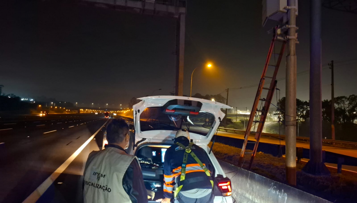 IPEM-SP REALIZA VERIFICAÇÃO NOTURNA DE RADAR NA RODOVIA DOS IMIGRANTES, EM SÃO BERNARDO