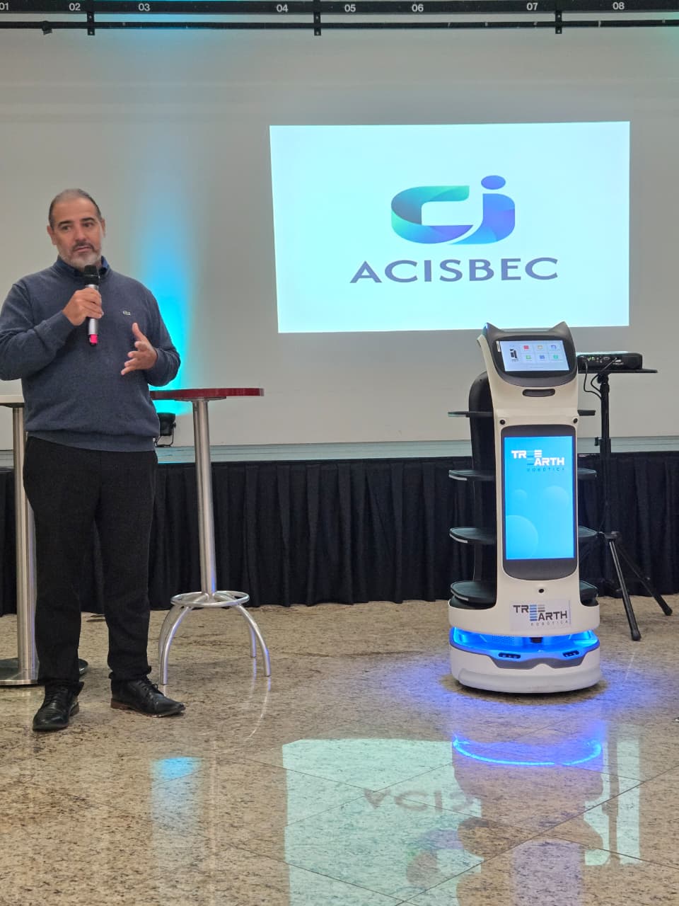 ACISBEC DEBATE USO DE ROBÔS E INOVAÇÃO NO AMBIENTE EMPRESARIAL