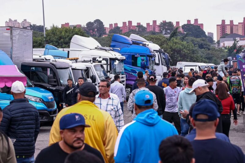 MESMO COM FRIO E GAROA, POPULA&Ccedil;&Atilde;O PRESTIGIA ENCONTRO DE CAMINHONEIROS NO POLI