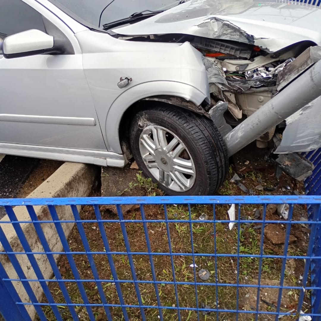 CARRO BATE EM FAROL APÓS DESVIAR DE PEDESTRE EM SÃO BERNARDO