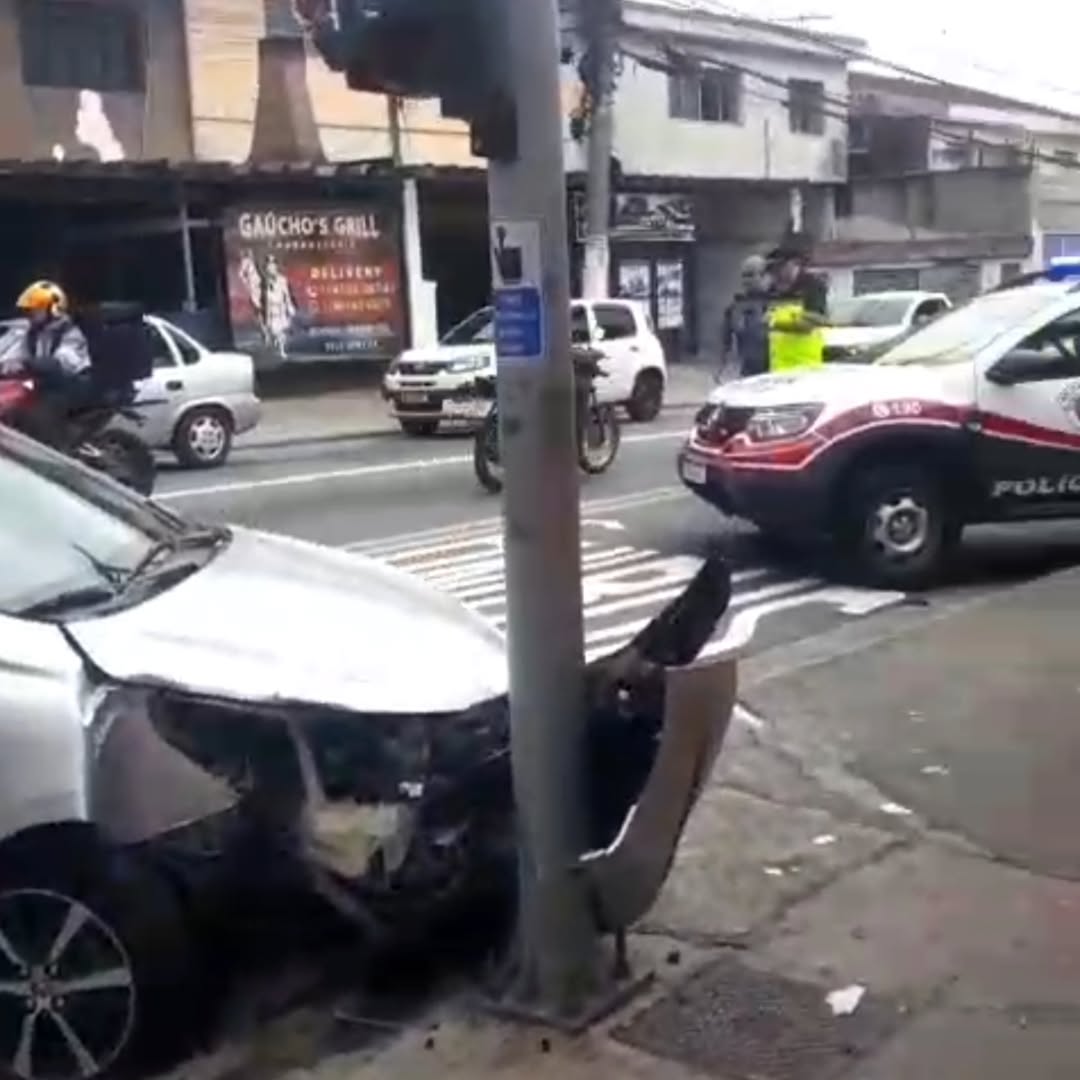 ACIDENTE ENTRE DOIS VEÍCULOS DEIXA UMA PESSOA FERIDA NA RUA DOS VIANAS, EM SÃO BERNARDO