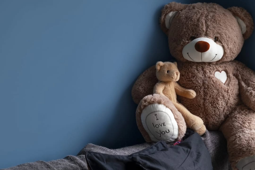 HOMEM PULA DO SEGUNDO ANDAR E FOGE APÓS SER ACUSADO DE ABUSAR DE AMIGAS DA FILHA