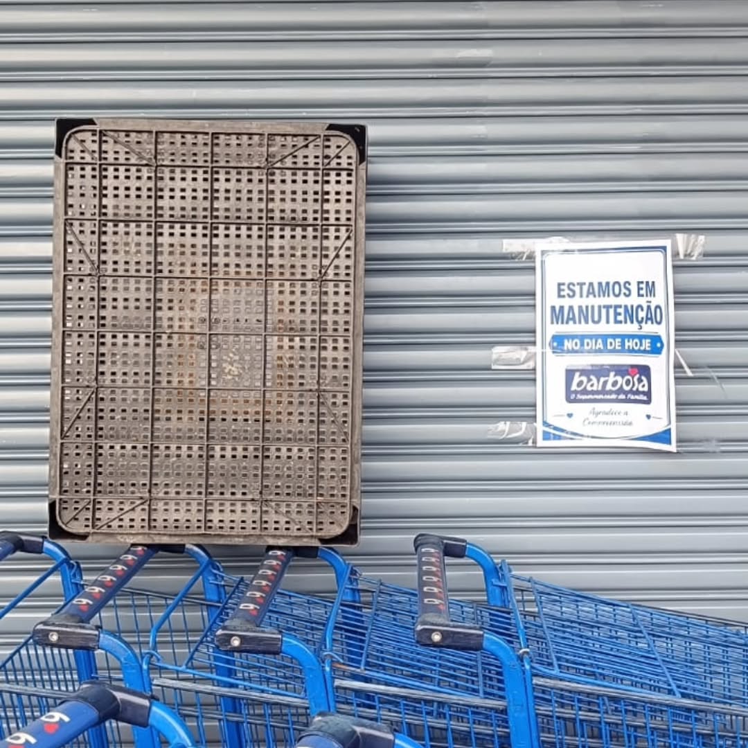 CLIENTES FICAM INDIGNADOS COM SUPOSTA TENTATIVA DE CAMUFLAR AVISO DE INTERDIÇÃO NO SUPERMERCADO BARBOSA