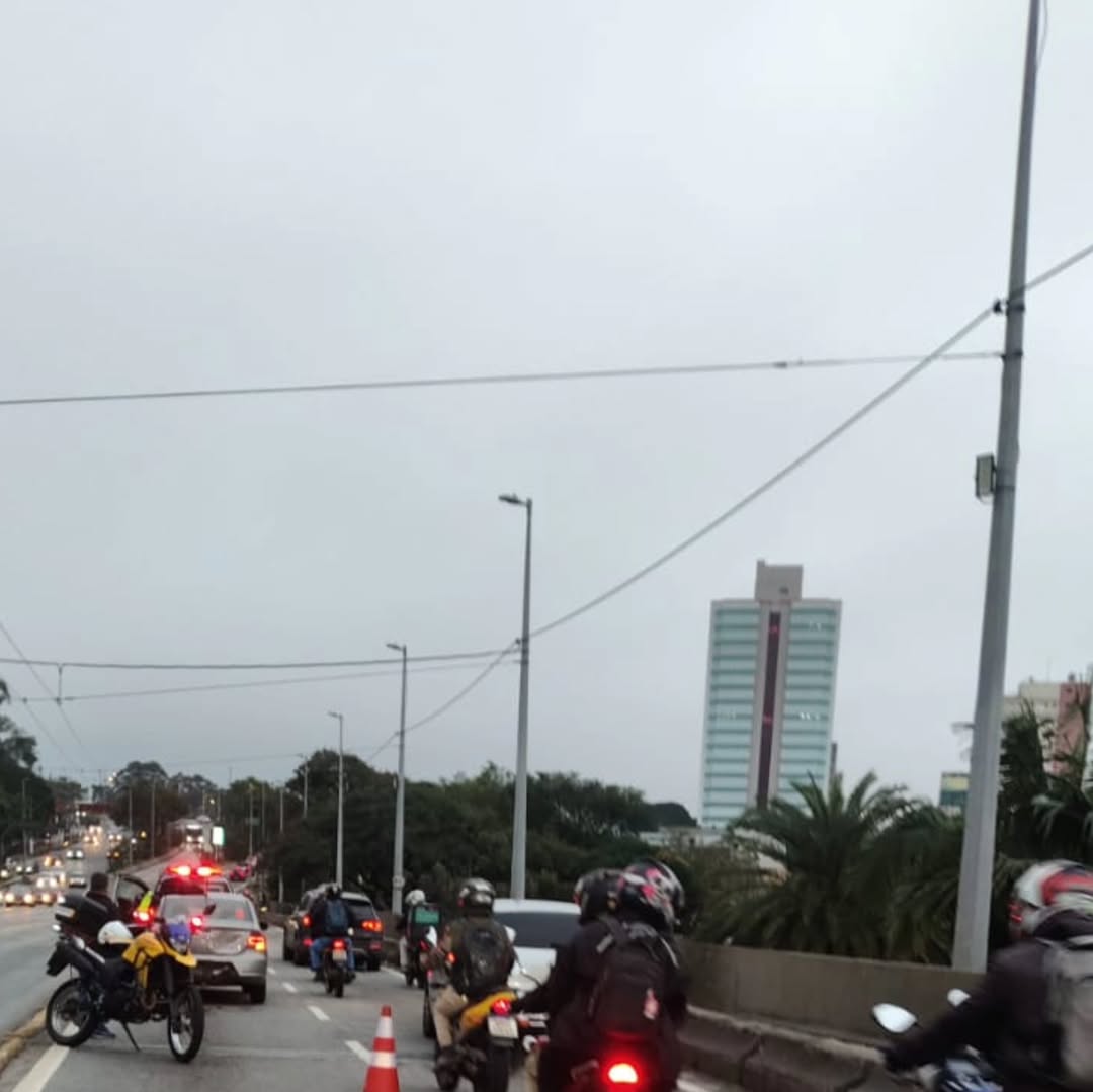 COLISÃO ENTRE CARRO E MOTO TRAVA TRÂNSITO NA LUCAS NOGUEIRA GARCEZ