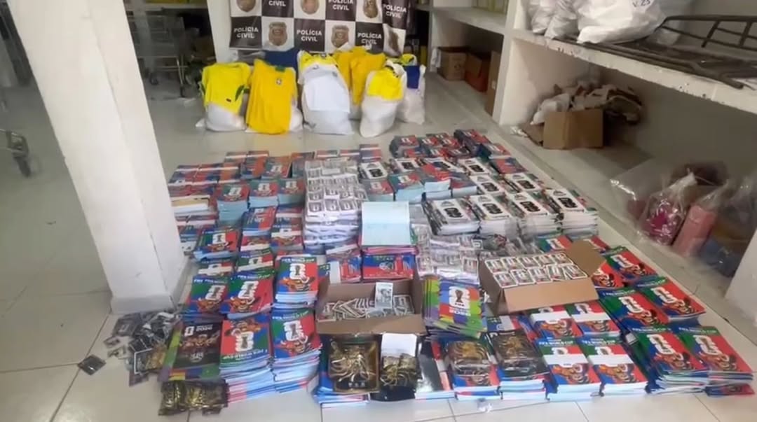 POLÍCIA APREENDE 2 MIL CAMISAS E 85 MIL FIGURINHAS FALSIFICADAS DA COPA EM SP