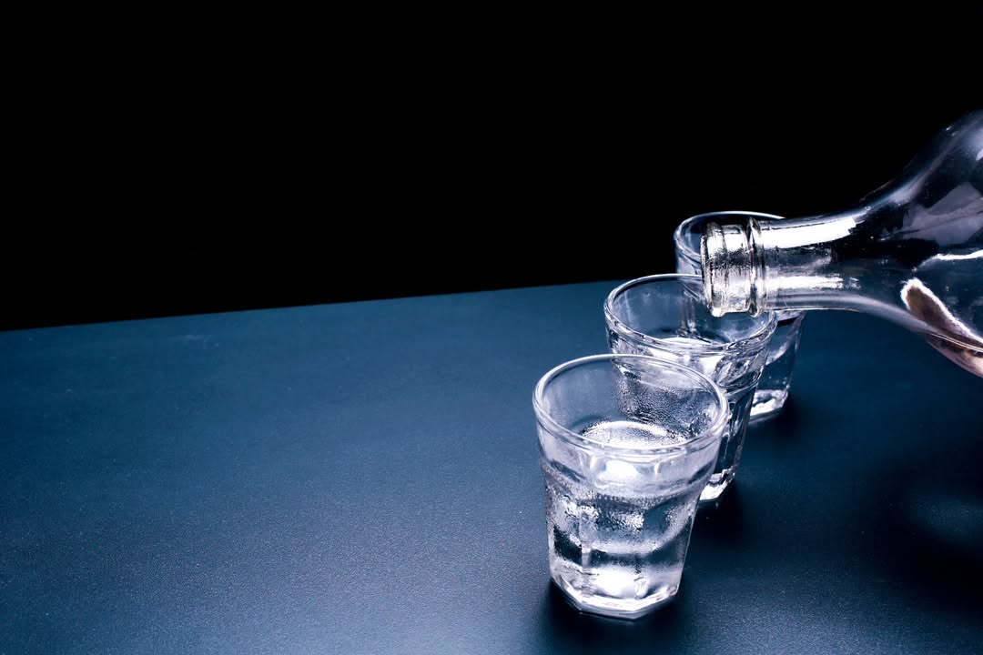 CASO DE SUSPEITA DE INTOXICAÇÃO POR METANOL: MORADOR DA VILA SÃO PEDRO BEBEU VODKA ANTES DE PASSAR MAL