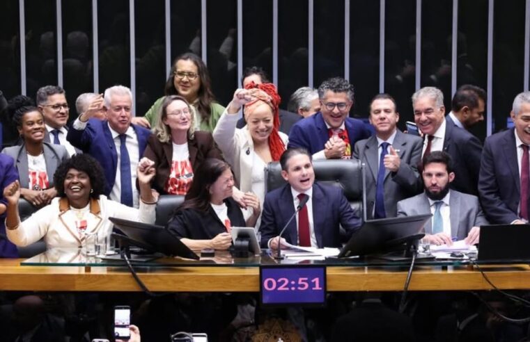 CÂMARA APROVA, EM DOIS TURNOS, PEC PELO FIM DA ESCALA 6X1