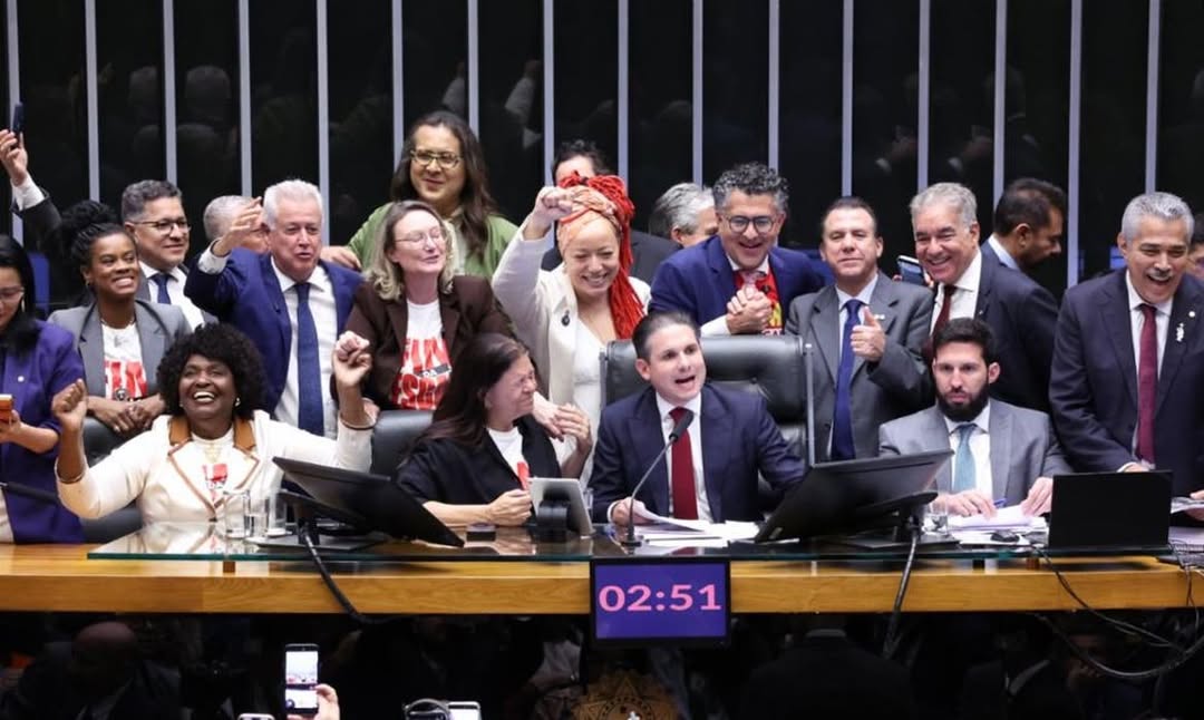CÂMARA APROVA, EM DOIS TURNOS, PEC PELO FIM DA ESCALA 6X1