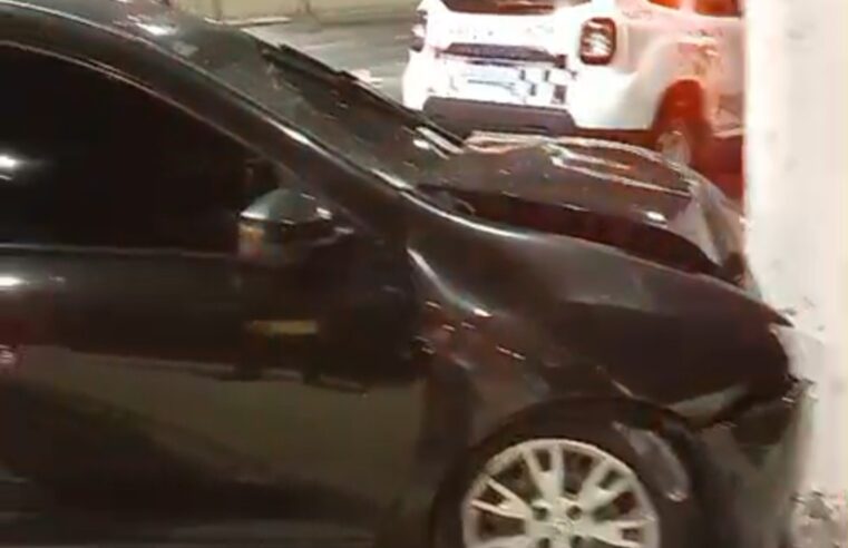 CARRO BATE CONTRA POSTE EM FRENTE À CHURRASCARIA E É ABANDONADO EM SÃO BERNARDO