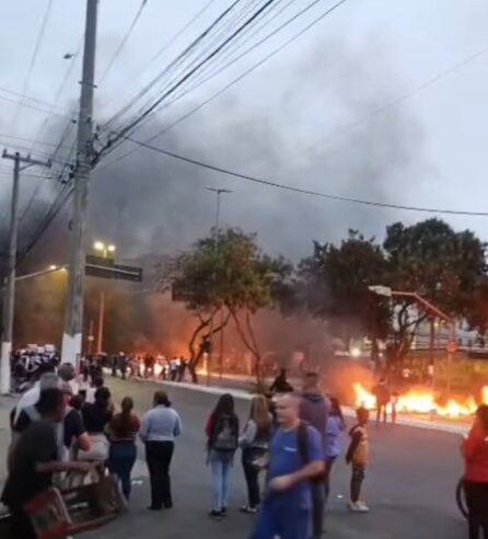 PROTESTO BLOQUEIA AVENIDA NA REGIÃO DE HELIÓPOLIS EM SÃO PAULO