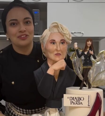 CAKE DESIGNER DE SÃO BERNARDO CRIA BOLO INSPIRADO EM “O DIABO VESTE PRADA” E INFLUENCER DA CIDADE EXPERIMENTA