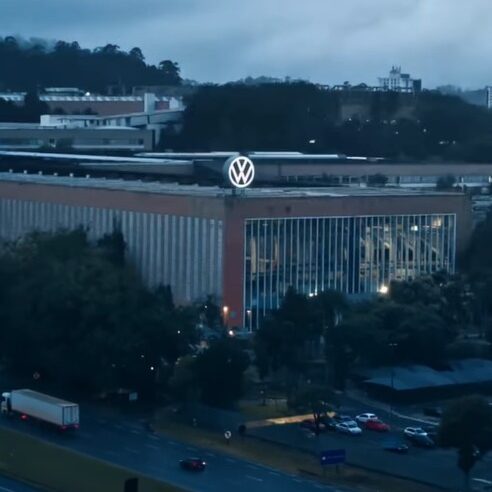 VÍDEO MISTERIOSO DA VOLKSWAGEN EM SÃO BERNARDO GERA ESPECULAÇÕES ANTES DA CHEGADA HISTÓRICA DO GOLF GTI AO BRASIL