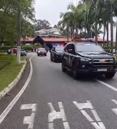 VÍDEO MOSTRA CHEGADA DE DEOLANE AO PALÁCIO DA POLÍCIA; ADVOGADO DE MARCOLA FALA COM A IMPRENSA