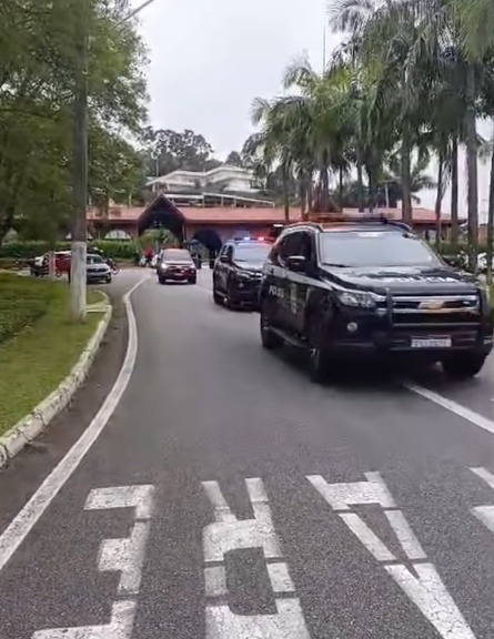 VÍDEO MOSTRA CHEGADA DE DEOLANE AO PALÁCIO DA POLÍCIA; ADVOGADO DE MARCOLA FALA COM A IMPRENSA