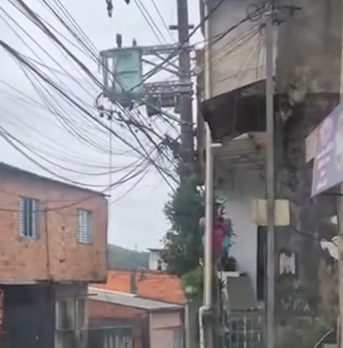 VENDEDOR DE GÁS MOSTRA ROTINA DE TRABALHO NO CAFEZAL E REPERCUTE NA INTERNET