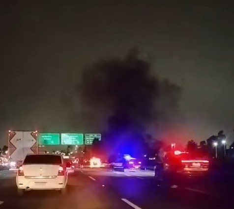 CARRO PEGA FOGO NA RODOVIA ANCHIETA E MOBILIZA EQUIPES DE EMERGÊNCIA