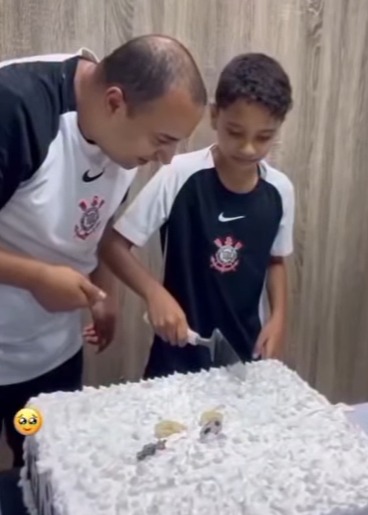 MENINO DESCOBRE QUE BOLO DE ANIVERSÁRIO ESCONDIA O SEU PRIMEIRO VIDEOGAME