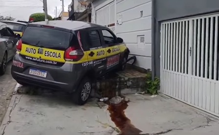 CARRO DE AUTOESCOLA PERDE O CONTROLE, SOBE CALÇADA E ACERTA MURO NA VILA GUILHERMINA