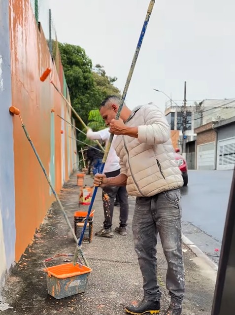 VOLUNTÁRIOS PINTAM ESCOLA EM AÇÃO SOLIDÁRIA NO JARDIM THELMA, EM SÃO BERNARDO
