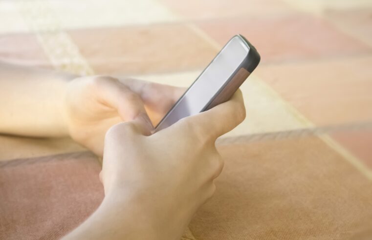 RESTRIÇÃO DE REDES SOCIAIS PARA MENORES AVANÇA NO MUNDO E PRESSIONA BRASIL POR REGRAS MAIS RÍGIDAS