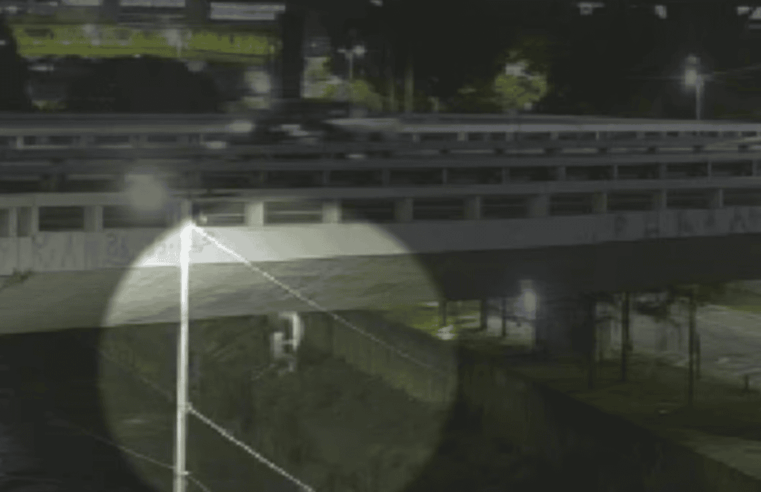 VÍDEO MOSTRA MOMENTO DA QUEDA DE CARRO NO RIO NA AVENIDA DO ESTADO APÓS COLISÃO; UMA PESSOA M0RREU